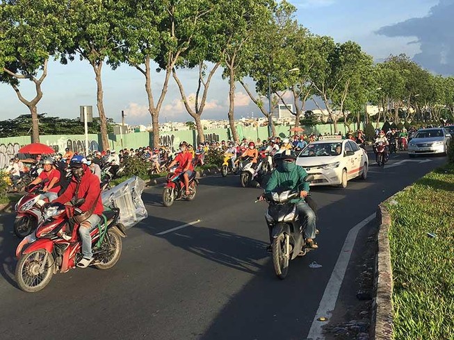 TP.HCM: Xe máy ngang nhiên chiếm làn ô tô