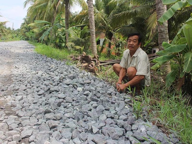 Đường nông thôn mới 3,5 km làm mãi chưa xong