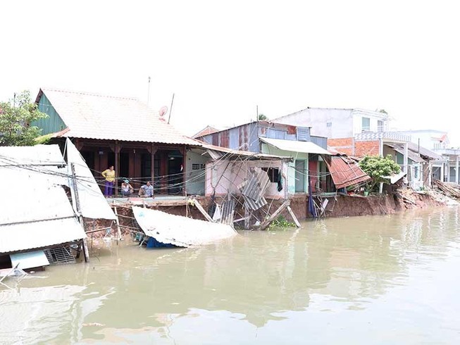 Sạt lở, xâm nhập mặn bủa vây ĐBSCL
