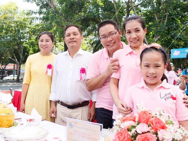 Gia đình 4 thế hệ nâng niu bữa cơm gia đình