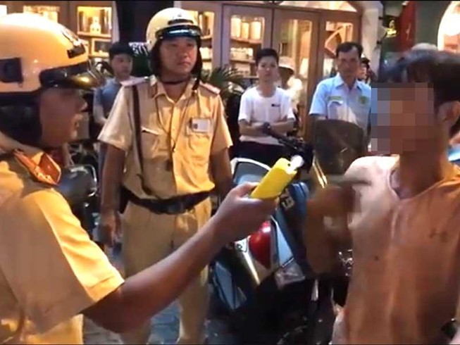 Thổi vào máy đo nồng độ cồn 5-6 lần rồi... bỏ