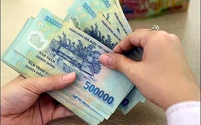 Vợ ‘tịch thu’ lương chồng, coi chừng bị phạt