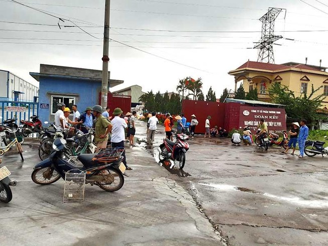 Lo ô nhiễm, dân phong tỏa nhà máy sản xuất phế liệu