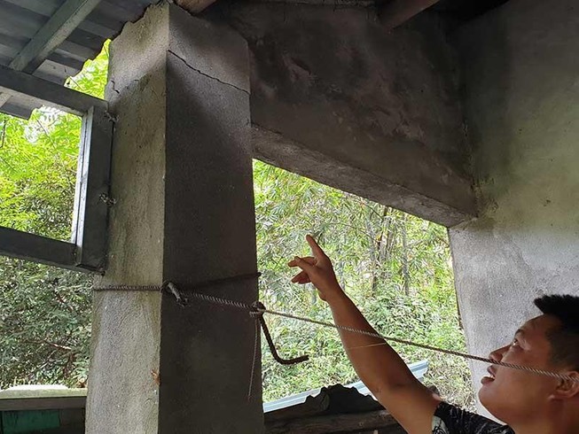 Hàng chục hộ sống trong nhà nứt, mùi hôi nồng nặc