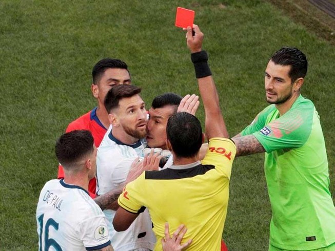 Một đêm, hai người hùng Salah, Messi suy sụp