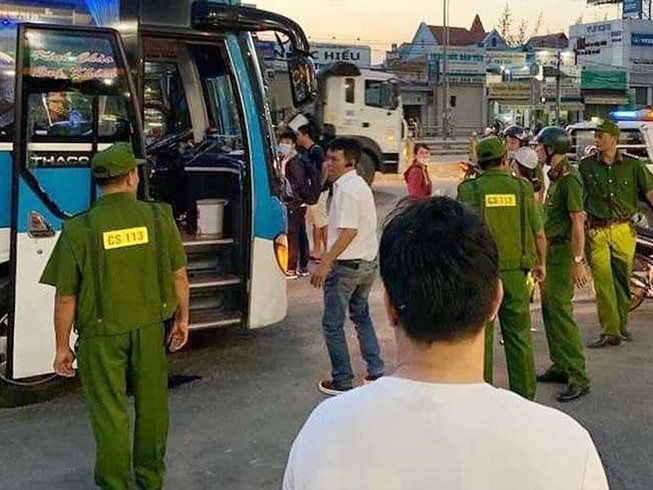 Truy bắt 2 kẻ chặn xe khách để cướp