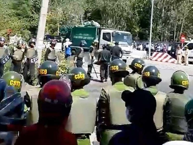 Tung lực lượng giữ trật tự bãi rác Khánh Sơn