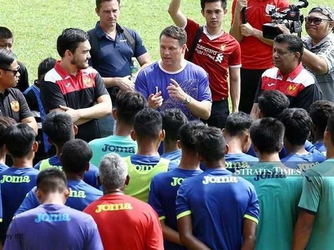 Khi Owen đến Đông Nam Á truyền bá bóng đá đường phố