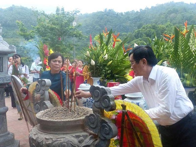 Nguyên Chủ tịch nước dâng hương tri ân các liệt sĩ Vị Xuyên