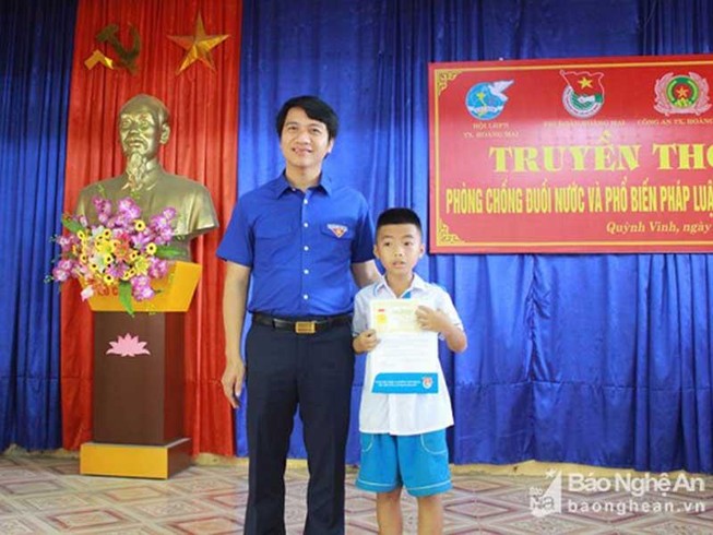 Bé lớp 5 được tặng huy hiệu ‘Tuổi trẻ dũng cảm’