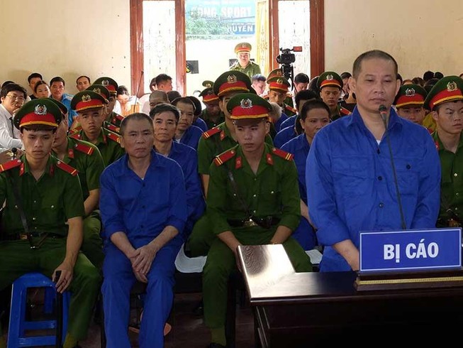Hàng loạt cựu lãnh đạo hầu tòa vì… 1,2 tỉ đồng