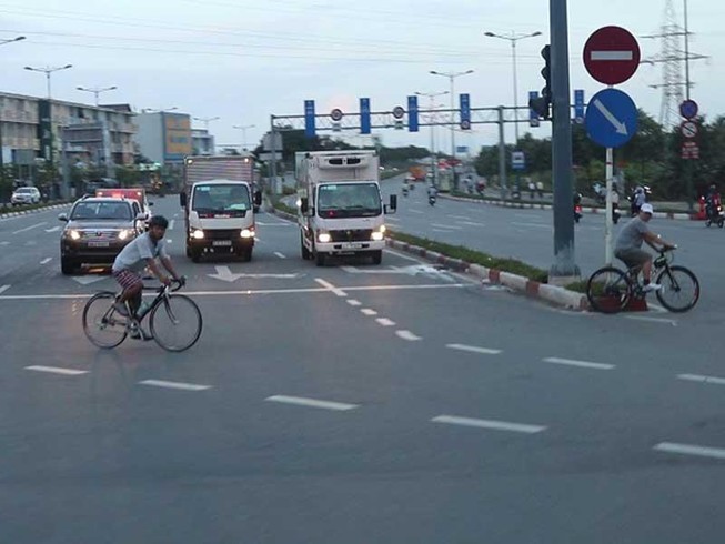 Xe đạp thể thao lao bạt mạng vào làn ô tô