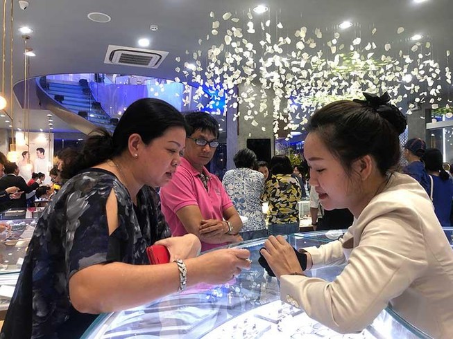 Giá vàng tăng sốc, có nên đổ tiền mua?