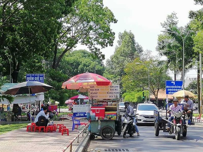 Hàng rong bao vây nhiều công viên ở TP.HCM