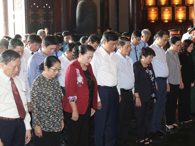 Chủ tịch Quốc hội tưởng niệm các anh hùng, liệt sĩ tại TP.HCM