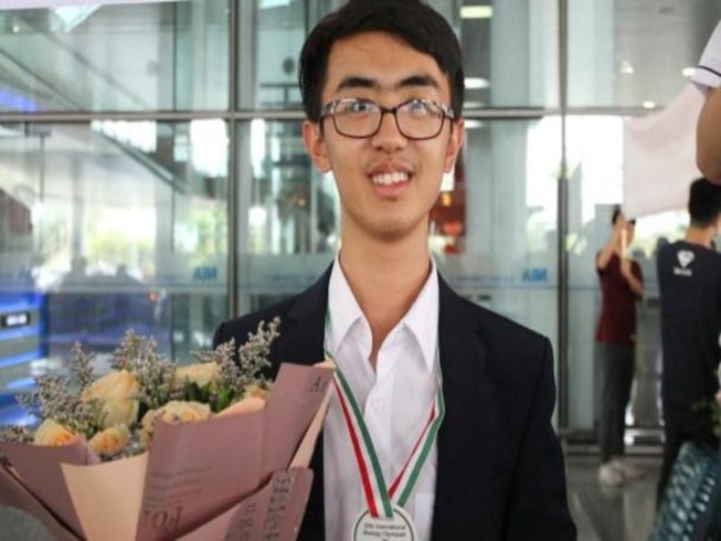 Nam sinh xứ Thanh lập cú đúp huy chương Olympic quốc tế
