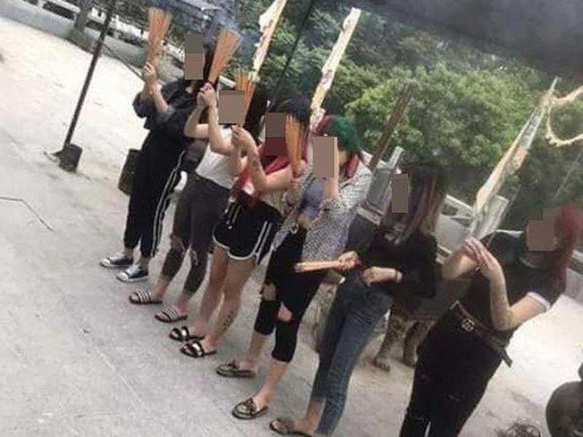 Mặc đồ hở hang chốn trang nghiêm: Cần có chế tài!