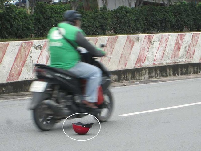 Đội mũ bảo hiểm không cài dây: Nguy hiểm khôn lường!