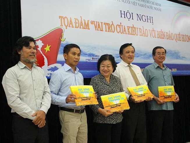 Kiều bào bức xúc vụ tàu Trung Quốc gần bãi Tư Chính