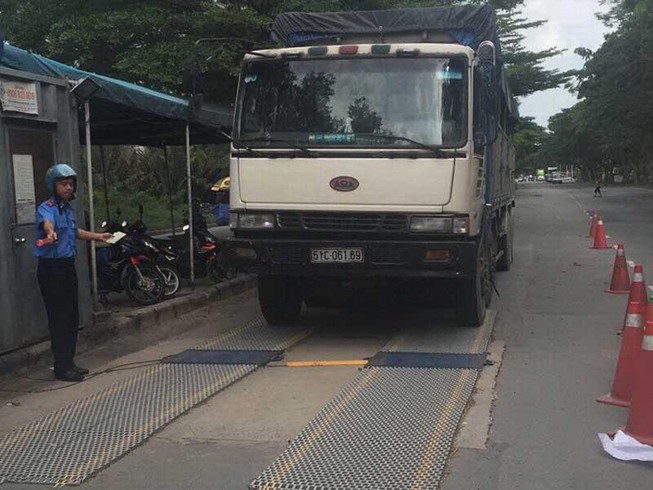 Bị phát hiện chở quá tải, tài xế cù nhầy