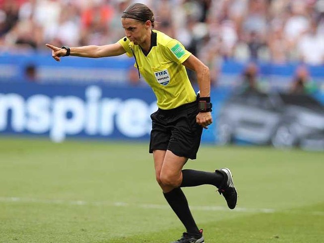Tại sao UEFA để trọng tài nữ làm trận Siêu cúp châu Âu?