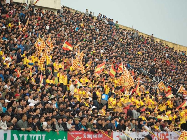 Hiện tượng ‘thượng đế’ chen nhau đến sân!