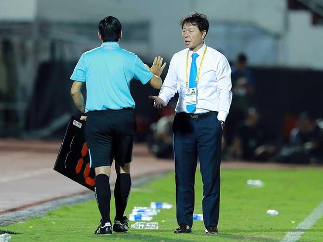 Sợ tiếng còi và góc khuất ở V-League