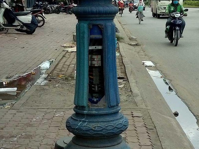 Nguy hiểm từ cột đèn mất nắp