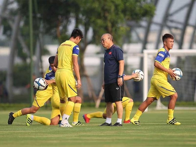 Khi thầy Park vất vả ‘so bó đũa’…