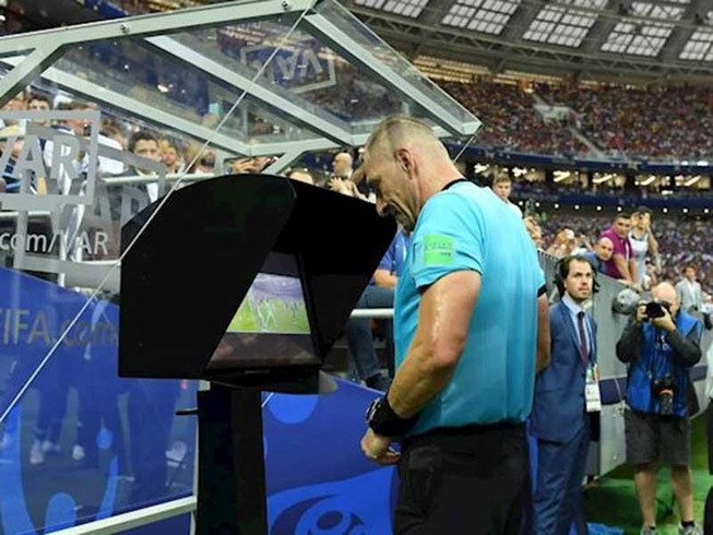 VAR: Không dễ qua mặt FIFA để ‘đánh lẻ’