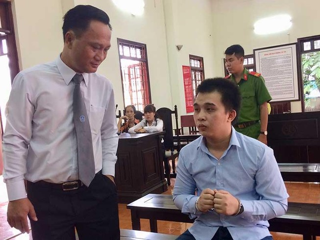 Tranh luận mũ bảo hiểm có phải là hung khí nguy hiểm