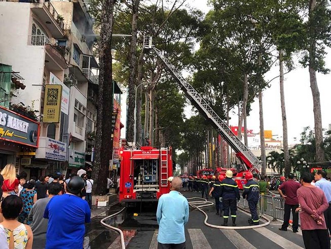 Xe cứu hỏa cũ, nhà cao tầng cháy là thua