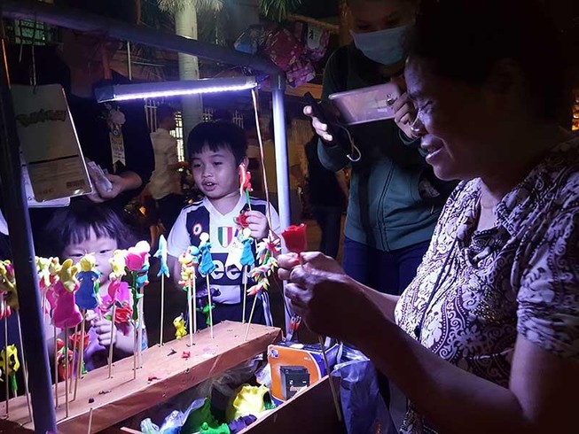 Bà Thanh không bỏ được nghề tò he