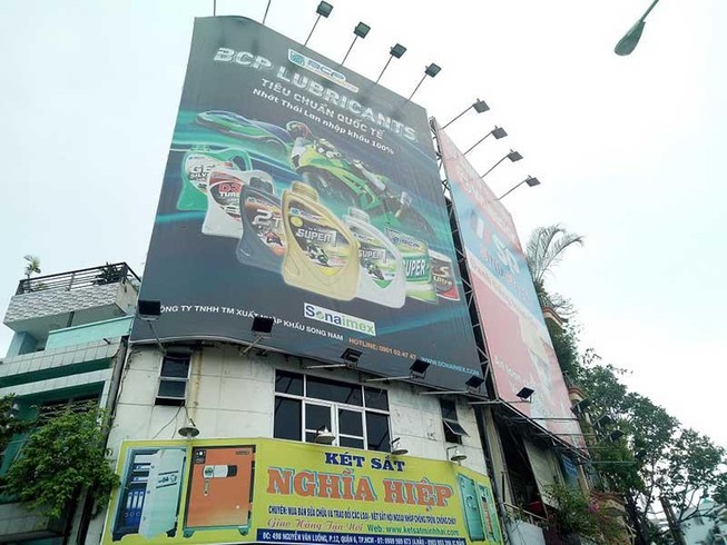 Khó gỡ biển quảng cáo sai phạm vì chủ nhà ở nước ngoài!