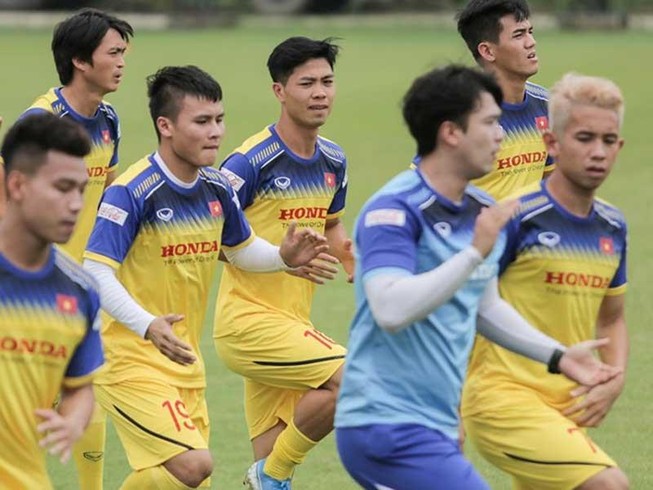 Công Phượng đến Bangkok lập tức thu hút báo chí Thái Lan