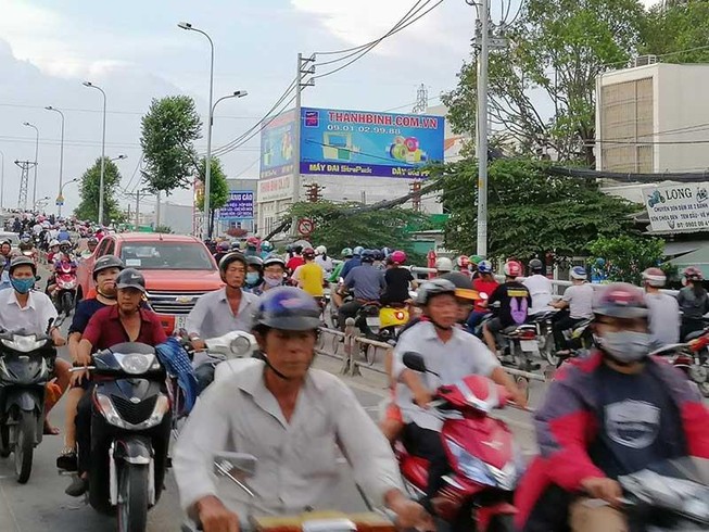 Cửa ngõ đông, tây TP.HCM lại quá tải sau 2-9