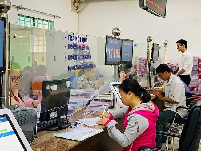 Cán bộ Hóc Môn làm việc trực tuyến với dân
