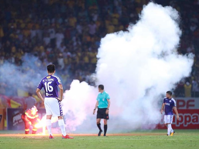 Khó thoát án phạt của FIFA