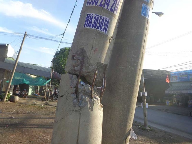 Trụ đèn gãy trơ ‘xương’, nguy hiểm cho người đi đường