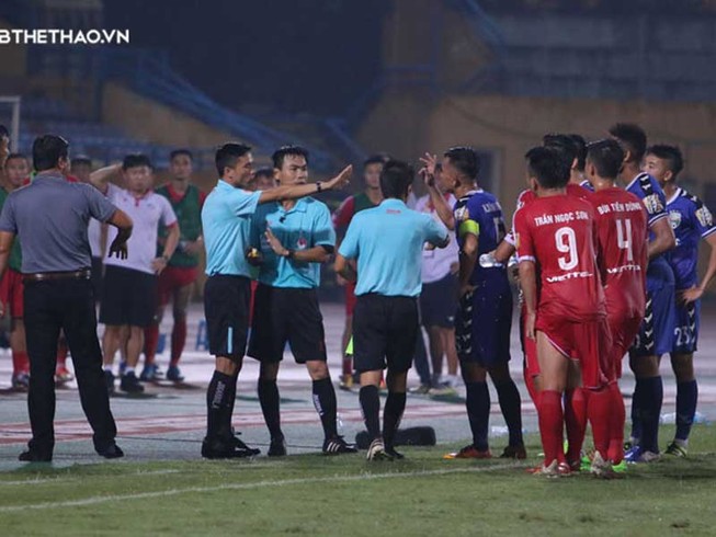 Trọng tài ‘bẻ còi’ và cái sai của hệ thống