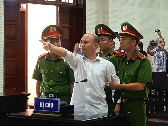 Bị cáo và người nhà gây náo loạn sau khi tòa tuyên án
