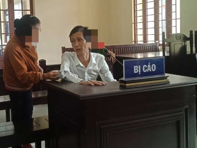 Xót lòng bé gái năm tuổi bị dượng hờ hành hạ