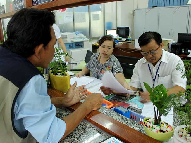 Phường đông dân ở TP.HCM: Trăm việc đổ đầu cán bộ