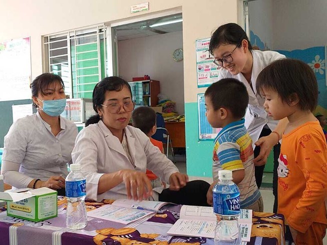 Phụ huynh nhấp nhổm khi nhân viên kế toán kiêm… y tế