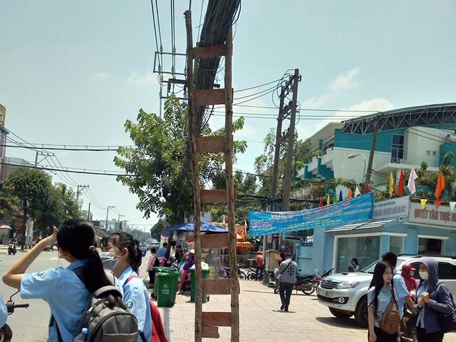 Thang đỡ dây cáp thiếu an toàn