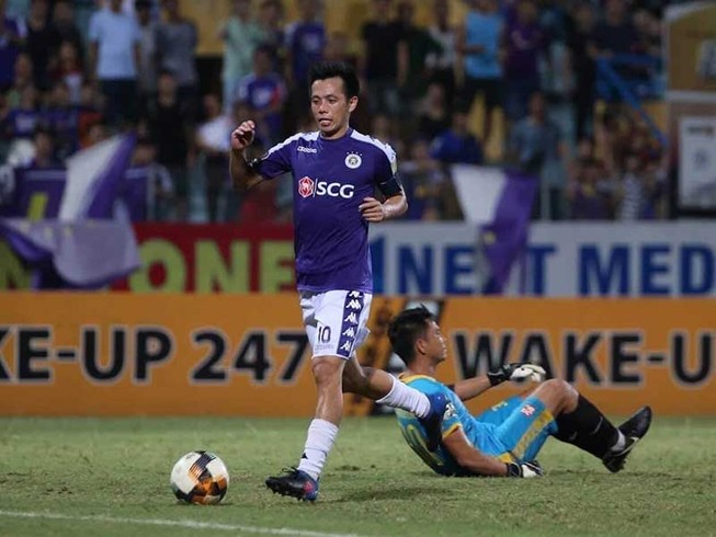 Đá xong AFC Cup, Văn Quyết nhận án treo giò đến hết V-League