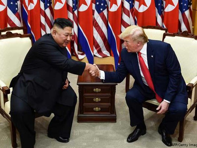 Phi hạt nhân hóa: Từ thâm tình Kim-Trump đến lời đề nghị ‘vàng