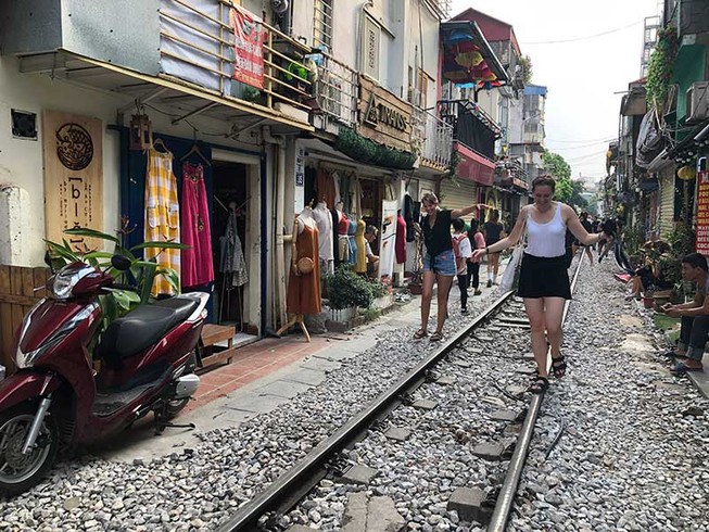 Hà Nội quyết dẹp phố cà phê đường tàu