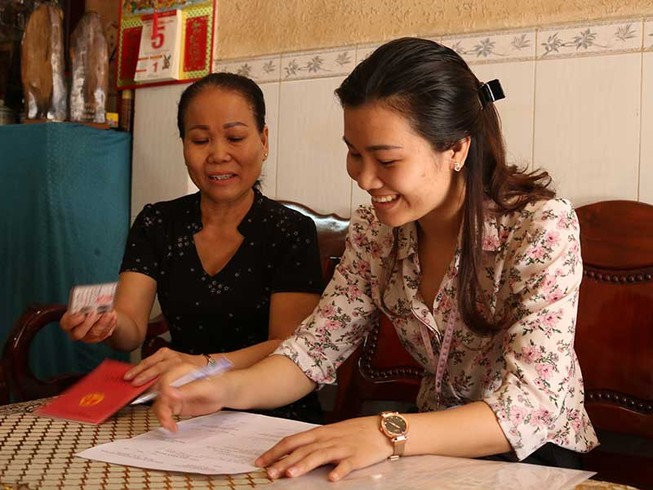 Cán bộ đến tận nhà nhận giấy tờ sao y cho dân