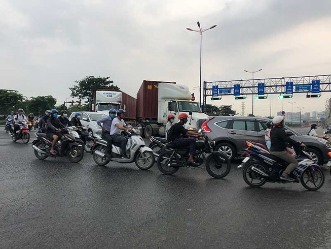 Vì sao 10 năm chưa xong dự án mở rộng xa lộ Hà Nội?